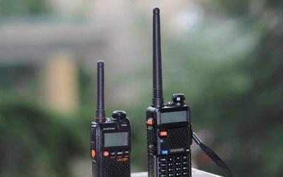對講機與手機通訊機制對比 為何對講機無需基站，手機卻必須依賴？