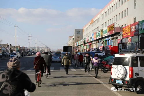 建三江百貨大樓開業(yè)首日 熟悉的城市煙火氣正悄然回歸